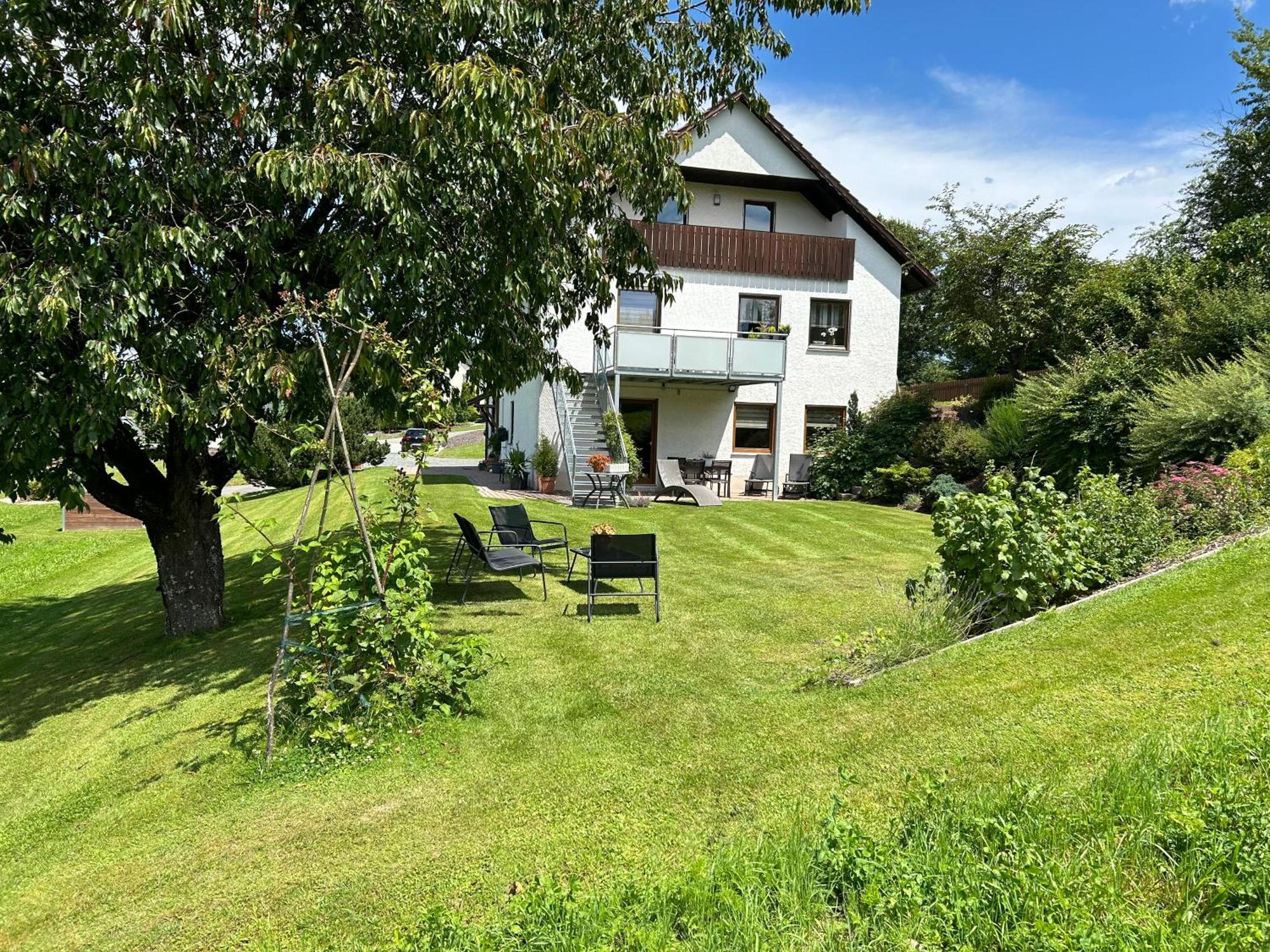 Ruhige Ferienwohnung Mit Terrasse Fuer 2 Personen Vohenstrauss Exterior foto